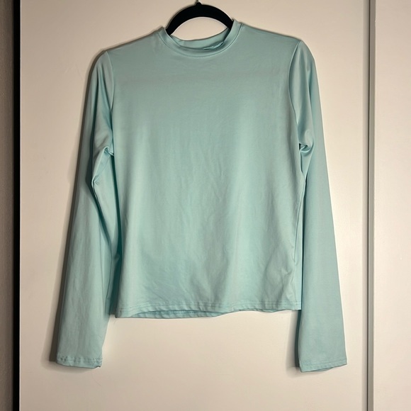 Very light weight light blue long sleeve round neck shirt - Picture 1 of 2